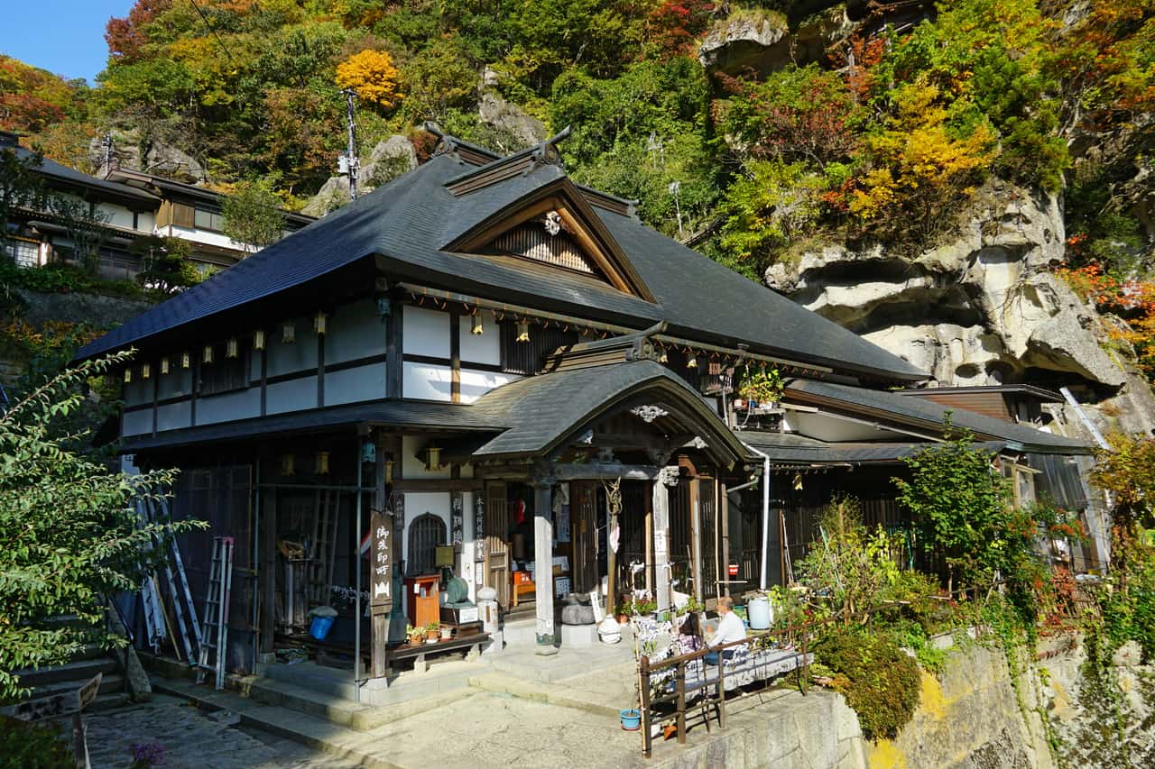 山寺立石寺穿行於岩壁與杉林間的石段參道