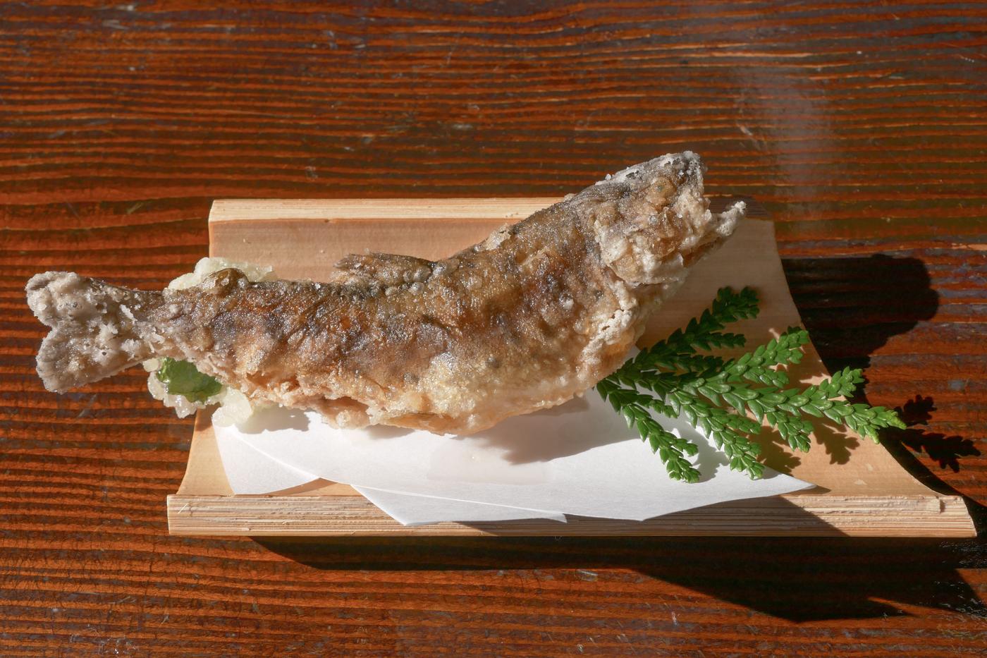 盛在杉木容器裡的ヤマメ塩焼き,鹽烤山女魚串(示意圖)