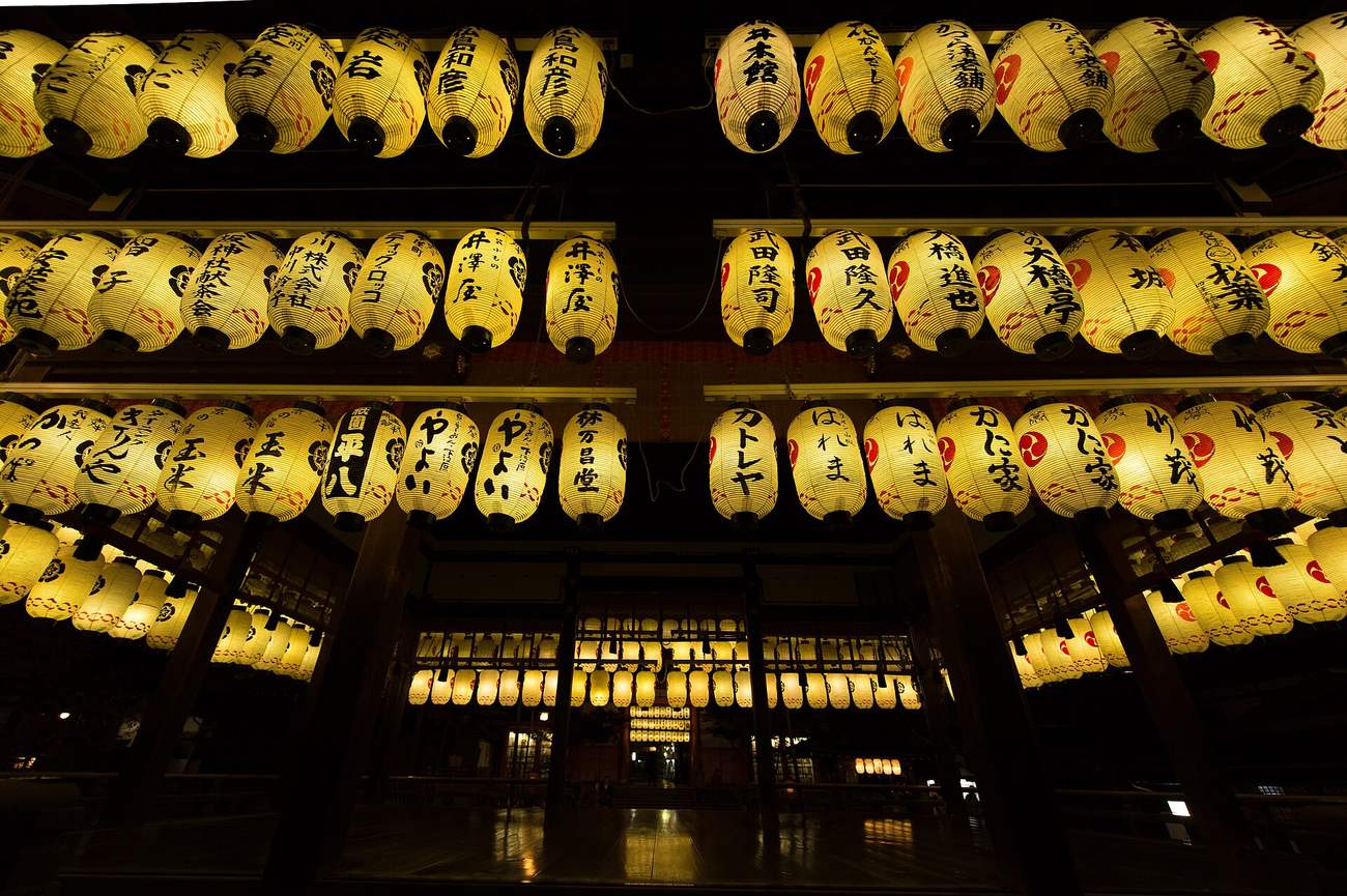 八坂神社舞殿夜間點亮的整排白色提燈,節分期間四花街的舞妓在此奉納舞踊後撒豆