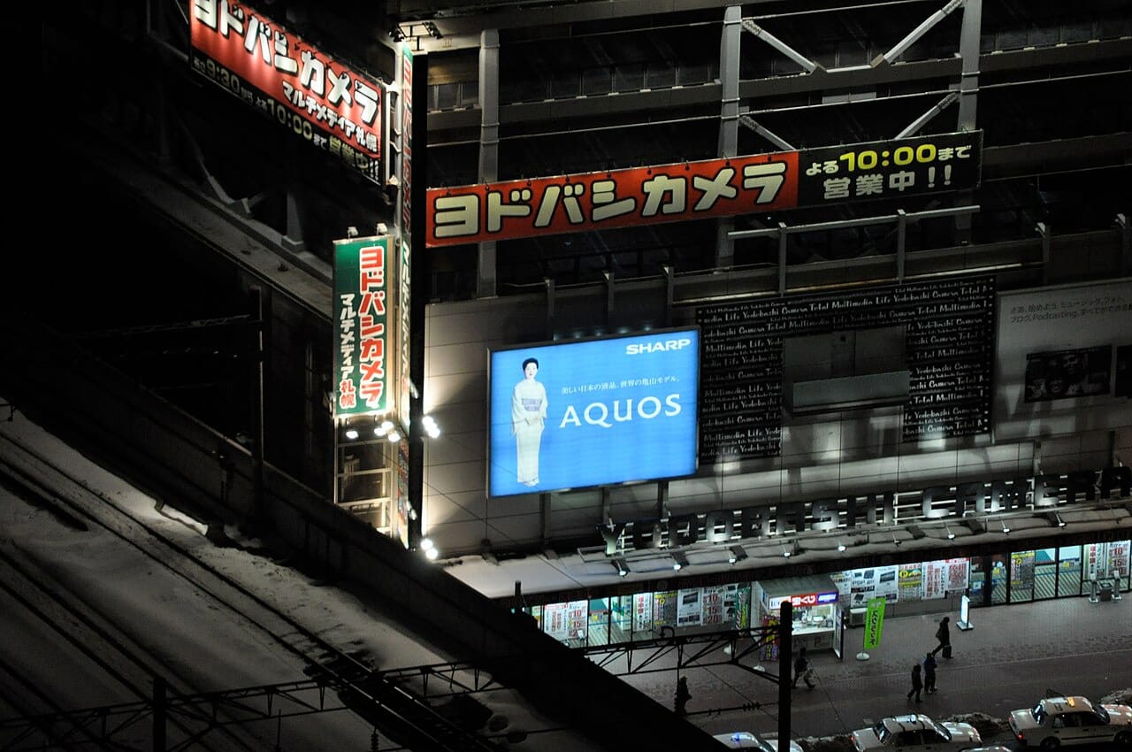 夜間的札幌 Yodobashi 招牌，標示營業到晚上 10 點