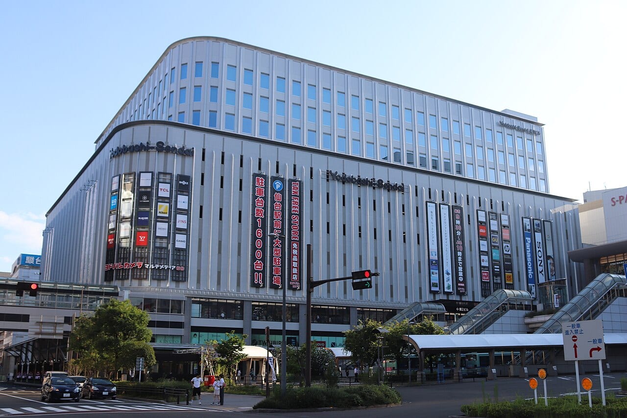 仙台 Yodobashi 大樓外牆的 TAX FREE STORE 免税品取扱店 直式看板