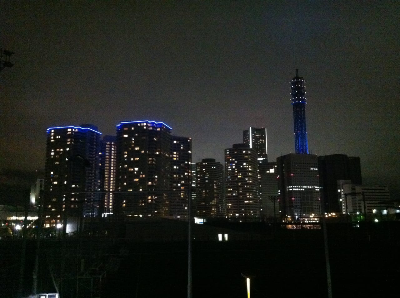 橫濱港未來21夜景,地標塔與摩天輪倒映在港灣水面