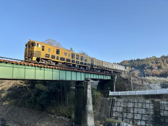 由布院之森特急:深綠色復古木紋觀光列車車身與站台