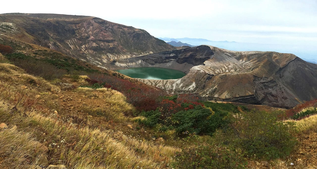 藏王御釜翡翠綠色的火口湖,僅在夏秋季蔵王エコーライン公路通車期間看得到